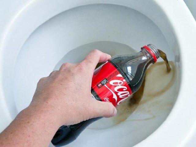 Sử dụng coca cola tẩy bồn cầu 